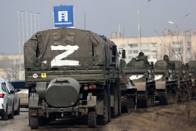 Dieses von der russischen Staatsagentur Tass verbreitete Bild zeigt eine Kolonne von Armee-Fahrzeugen, von denen eines ein großes weißes Z aufgemalt bekommen hat, die durch die Stadt im nördlichen Teil der von Russland annektierten ukrainischen Halbinsel Krim fahren. 