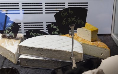 Camembert wird hier mit V wie vegan geschrieben und besteht aus Cashewmilch.