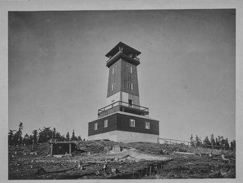Der 1931 eingeweihte Kapellenberg-Turm . 