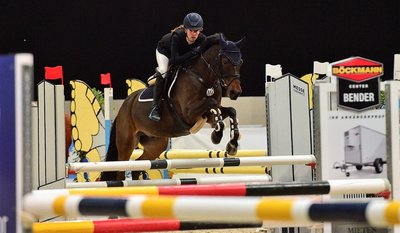 Mit dem sogenannten Einlauftag und einer Ponyspringprüfung hat am Donnerstag das Reitturnier um den Großen Preis von Sachsen in der Messe Chemnitz begonnen. Im Bild Antonia Häsler vom RFV Seifersdorf, die sich mit ihrem Pony als eine der ersten auf den Parcours begab. 