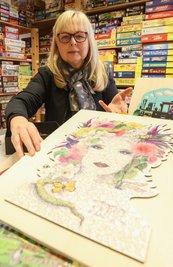 Heike Worel bringt ein neues Puzzle-Konzept ins Spielemuseum, das klassisches Puzzlen mit Würfeln kombiniert. 