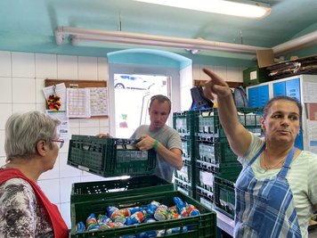Eine neue Lebensmittellieferung stapelte sich am Mittwoch rasch im Lagerraum der Tafel auf. Gerlinde During (links) und Ramona Klier bei der Annahme der Spenden, die Fahrer Robert Rödel mit Helfern vom Tafelfahrzeug ablud. Die Tour führte durchs Obere Vogtland bis in den Erzgebirgskreis; mitgebracht wurden auch jede Menge Oster-Schokohasen.
