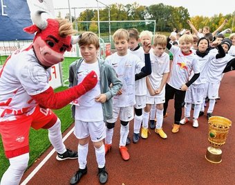 Höhepunkt für die jungen Kicker: RB-Maskottchen "Bulli" war in Brand-Erbisdorf zu Gast - und hatte auch den DFB-Pokal im Gepäck. 