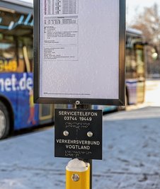 Neben dem Busfahrplan gibt es auch Infos in Blindenschrift und das Servicetelefon für den Rufbus.