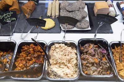 Die Feinkostsalate erinnern an Fleischiges, werden aber aus Pflanzenstoffen hergestellt.