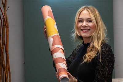 Noa Bakker mit ihrer Deko-Queen-Tapete. „Die hängt auch heute noch“, sagt sie stolz.