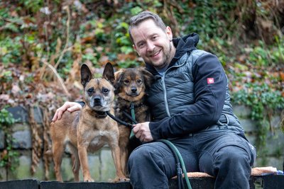 Tierpfleger Alexander Treuheit mit zwei der Hunden, die aus einem polnischen Tierheim zur Vermittlung nach Plauen kamen.