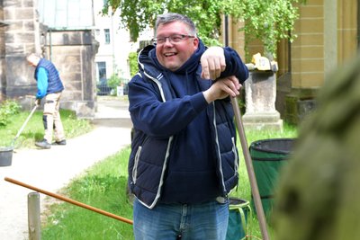 Arbeitseinsatz mit Mitgliedern des Fördervereins auf dem Grünen Friedhof am Dom St. Marien zu Freiberg, hier Torsten Lange.