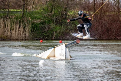 Features wie dieses nutzen die Wakeboarder zum Abheben und haben hier eine gute Zeit.
