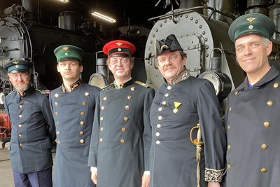 Anfangs waren in Sachsen die Eisenbahner-Uniformen schwarz. Bahnhofsvorsteher trugen rote Mützen; die Uniform rechts daneben gehörte einst dem obersten Eisenbahner im Königreich Sachsen, Generaldirektor Karl von Kirchbach.