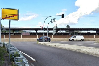 Wie schnell darf man an dieser Kreuzung auf die Ortsumfahrung fahren? Das Ortsausgangsschild allein führt zu einer falschen Antwort.