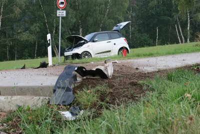 Auf der Schönheider Straße in Stützengrün hat sich eine 15-Jährige in mit ihrem Leichtkraftfahrzeug überschlagen.