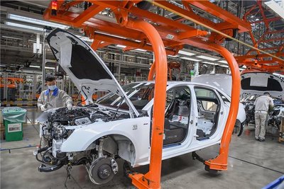 Ein Arbeiter baut ein Fahrzeug am Band von FAW-Volkswagen im chinesischen Werk zusammen.