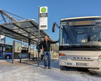 Mike König steuert als einer der ersten Fahrer einen Bus über das neue Drehkreuz. 