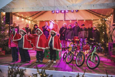 Schöne Bescherung: An die Kindertagesstätte „Bingegeister“ wurden zum Weihnachtsmarkt Kinderfahrräder im Wert von 2000 Euro übergeben.