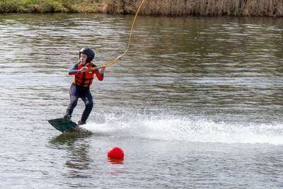 Mit dem Wakeboarden kann man nicht früh genug anfangen.