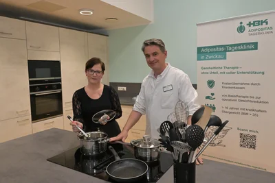 Katja Möckel und ihr Arzt Dr. Maximilian Freiherr von Feilitzsch. Er hat das Adipositas-Zentrum in Zwickau mit aufgebaut.
