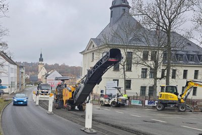 Noch bis Freitag sollen sich die Straßenbauarbeiten auf der B 175 in Werdau hinziehen.