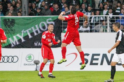 Vorbereiter Nils Miatke und Torschütze Ronny König jubeln nach der Coproduktion zum 1:0.
