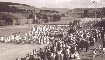 Das Bild vermittelt einen Eindruck von der Sportplatzweihe, die mit Festumzug und Bezirksturnfest verbunden war. 