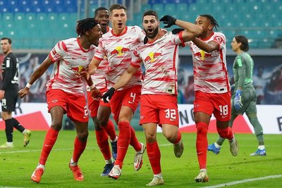 Spielerjubel: Teamkameraden feiern den RB-Torschützen Josko Gvardiol(2. von rechts). 