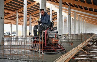 Auf der Baustelle des neuen Schweinestalls der Genießergenossenschaft Sachsen in Königshain wurde zu Beginn dieser Woche ein Teil des Betonbodens eingebaut. 