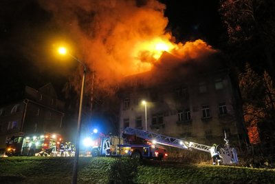 Lichterloh stand der Dachstuhl in der Nacht in Flammen.
