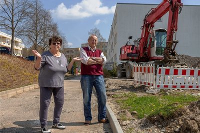 Ursula und Klaus Pfeiffer sind sauer. Seit mehr als zwei Wochen ruhen die Bauarbeiten an der Albert-SchweitzerStraße. Eine Information über die sich nun verlängernde Bauzeit und Gründe dafür gab es nicht.  