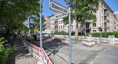 Erst frisch markiert, dann abgefräst: 115 Meter auf der Weststraße. Die Baustelle soll bis 10. Juni dauern. 