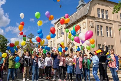 Aus Anlass des 30-jährigen Bestehen der Grundschule Gebrüder Grimm in Auerbach haben die Kinder am Freitag beim Schulfest Luftballons steigen lassen. 