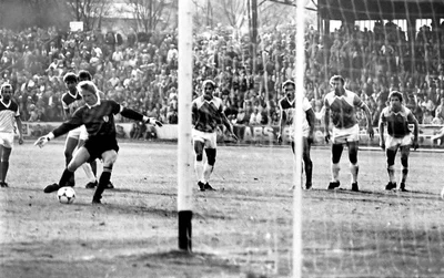 Jörg Weißflog als Torschütze: Hier verwandelt er am 18. Oktober 1986 einen Elfer beim 1:1 im Heimspiel gegen den FC Karl-Marx-Stadt.