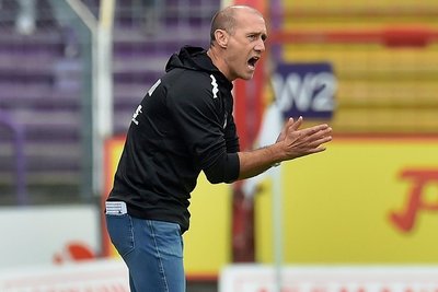 FSV-Trainer Joe Enochs gibt lautstark Anweisungen.