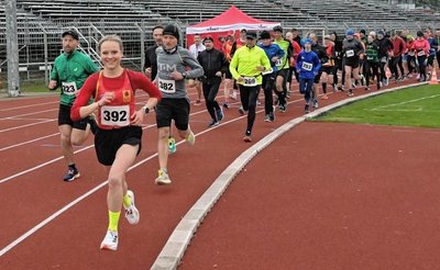 Jan Perzel (Nummer 223), Nathalie König (392) und Tino Hünig (382/von links) erzielten am Mittwochabend beim Stundenlauf die besten Resultate und liefen von Beginn an vorneweg. 