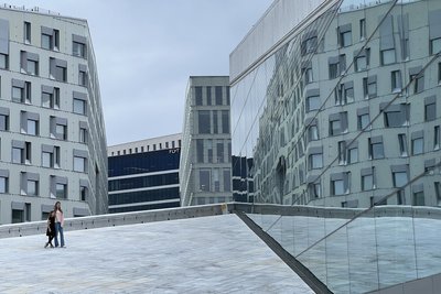 In Oslo gibt es auch spannende Architektur zu entdecken – wie die neue Oper, die an einen treibenden Eisberg erinnern soll.