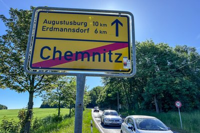 Ein Fahrradweg entlang der S 236 zwischen Chemnitz (Südring) und Augustusburg ist vom ADFC gewünscht. Im Bild das Ortsausgangsschild Chemnitz Richtung Erdmannsdorf und Augustusburg.