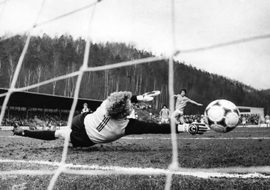 Unhaltbar für Jörg Weißflog verwandelt Jenas Jürgen Raab am 5. April 1986 in Aue einen Elfmeter zur Gästeführung.