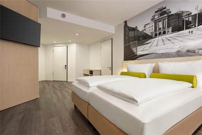 Die Zimmer sind modern-pragmatisch eingerichtet, darauf orientiert, dass sie von den Gästen vor allem zum Schlafen genutzt werden.
