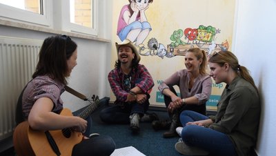 Sängerin Stefanie Hertel (2. von rechts) stattete am Freitag mit Tochter Johanna (rechts) und Ehemann Lanny Lanner der Jumi Kinderhilfe in Oelsnitz einen Besuch ab. Loreen Zacher (links), Präventionskursleiterin des Vereins, stellte ein pädagogisches Kinderlied vor. 
