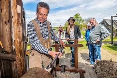Bei Tobias Kirsche (links) können sich Besucher wie Matthias Haupt (3. von links) im Röhrenbohren ausprobieren. 