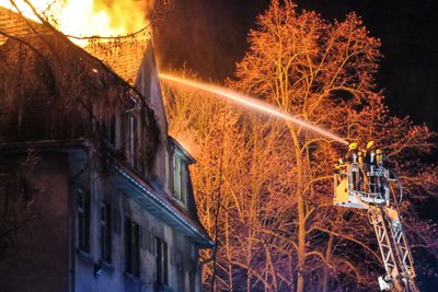 Unter anderem mit Drehleitern kämpften die Feuerwehren gegen die Flammen an.