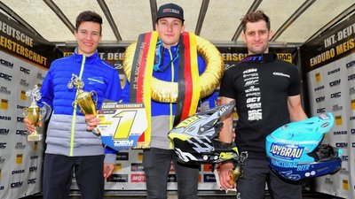 Beim DEM-Lauf in Burg standen Jeremy Sydow, Luca Fischeder und Edward Hübner (v. l.) am zweiten Fahrtag bei der Championatssiegerehrung schon gemeinsam auf dem Podest. Am Wochenende will nun jeder in seiner Klasse weit nach vorn fahren. 