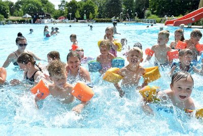 Die Kinder absolvieren im Romanusbad Siebenlehn Planschübungen, um sich notfalls über Wasser halten zu können.