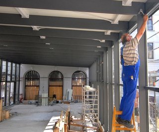 Gang, der das ehemalige Gymnasium und die jetzige Grundschule am Zentralen Schulstandort in Hainichen verbindet.