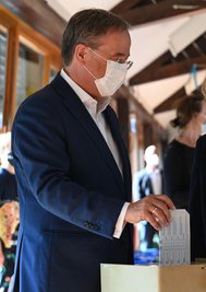 Armin Laschet, Bundesvorsitzender der CDU, Spitzenkandidat seiner Partei und Ministerpräsident von Nordrhein-Westfalen, bei der Stimmabgabe zur Bundestagswahl. 