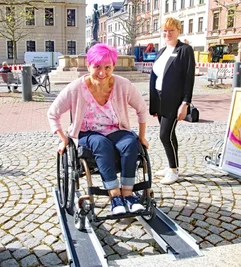 Optiker Näser verfügt bereits über eine Rampe, die Melanie Eichhorn testet - mit Mitarbeiterin Andrea Viol (r.).