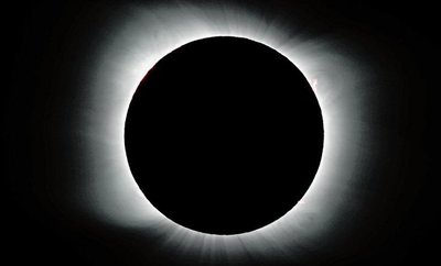 Der Mond verdeckt die Sonne während einer totalen Sonnenfinsternis.