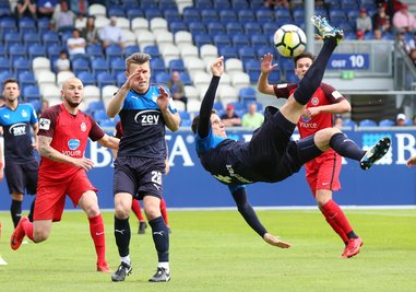 Der Zwickauer Jonas Acquistapace bei einem Fallrückzieher. Die Zwickauer haben am Samstag gegen den SV Wehen Wiesbaden verloren.