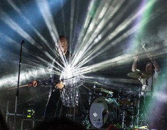 Gänsehautmoment des Abends: Sivert Høyem zieht bei "Norwegian Hammerworks Inc." sein Glitzerjackett über