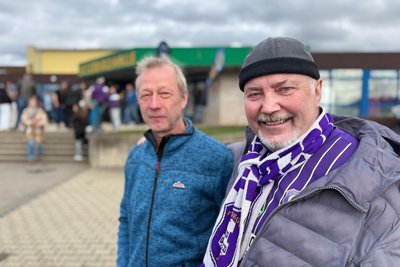Trösteten sich nach der Fußballpleite im Lößnitztal mit Handball vom Feinsten beim EHV Aue: Michael Neuhaus (r.) aus Schlettau und Rico Wendrock aus Gornsdorf.