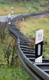 Auf einigen Abschnitten neigen sich die Leitplanken hin zur Böschung.
